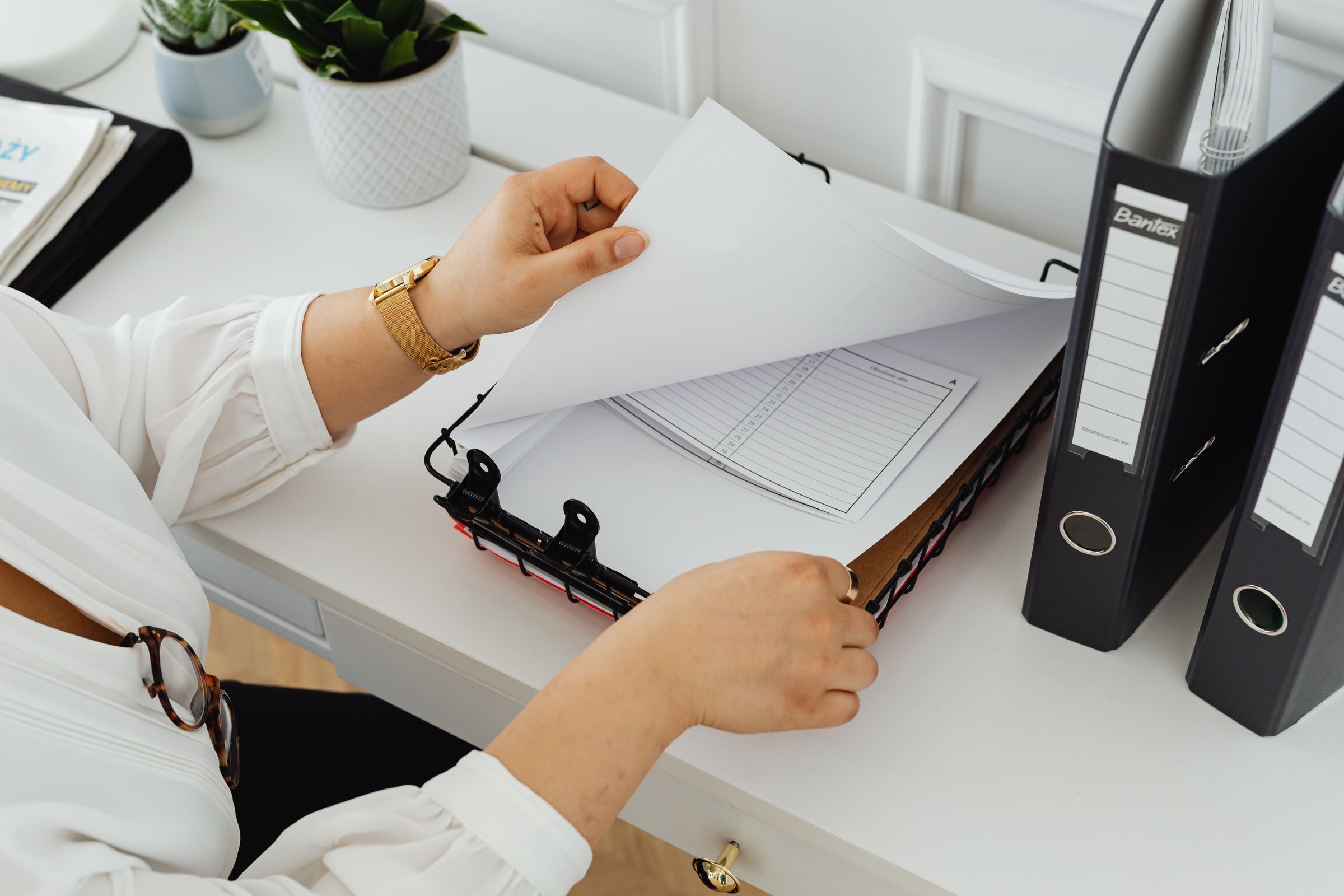 A closed file folder and a signed resolution on a desk, the paperwork that ends a Dutch BV